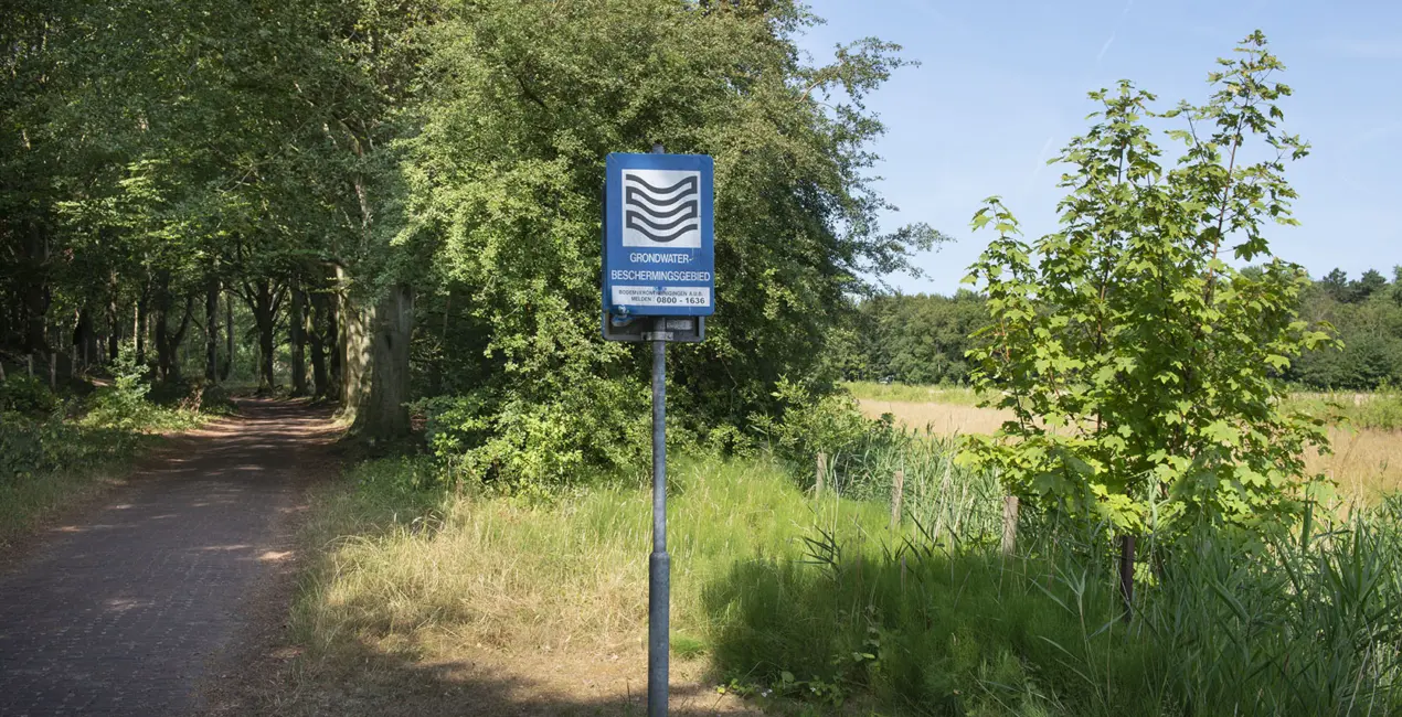 Een bord geeft aan dat hier een grondwaterbeschermingsgebied is