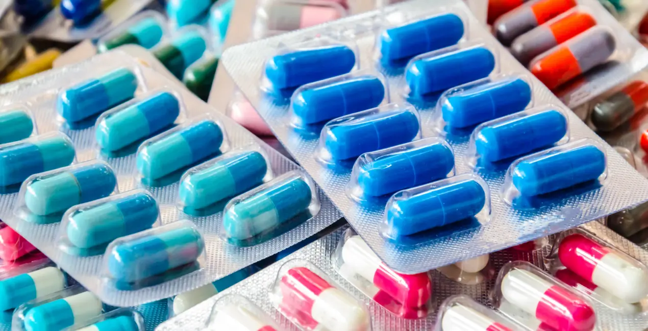 Verschillende medicijnen in pil-vorm, omhuld door een aluminium verpakking