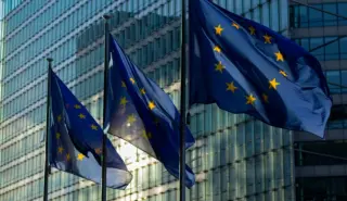 Europese vlaggen wapperend in de wind