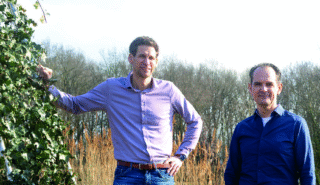 Medewerkers drinkwaterbedrijven voor rivier
